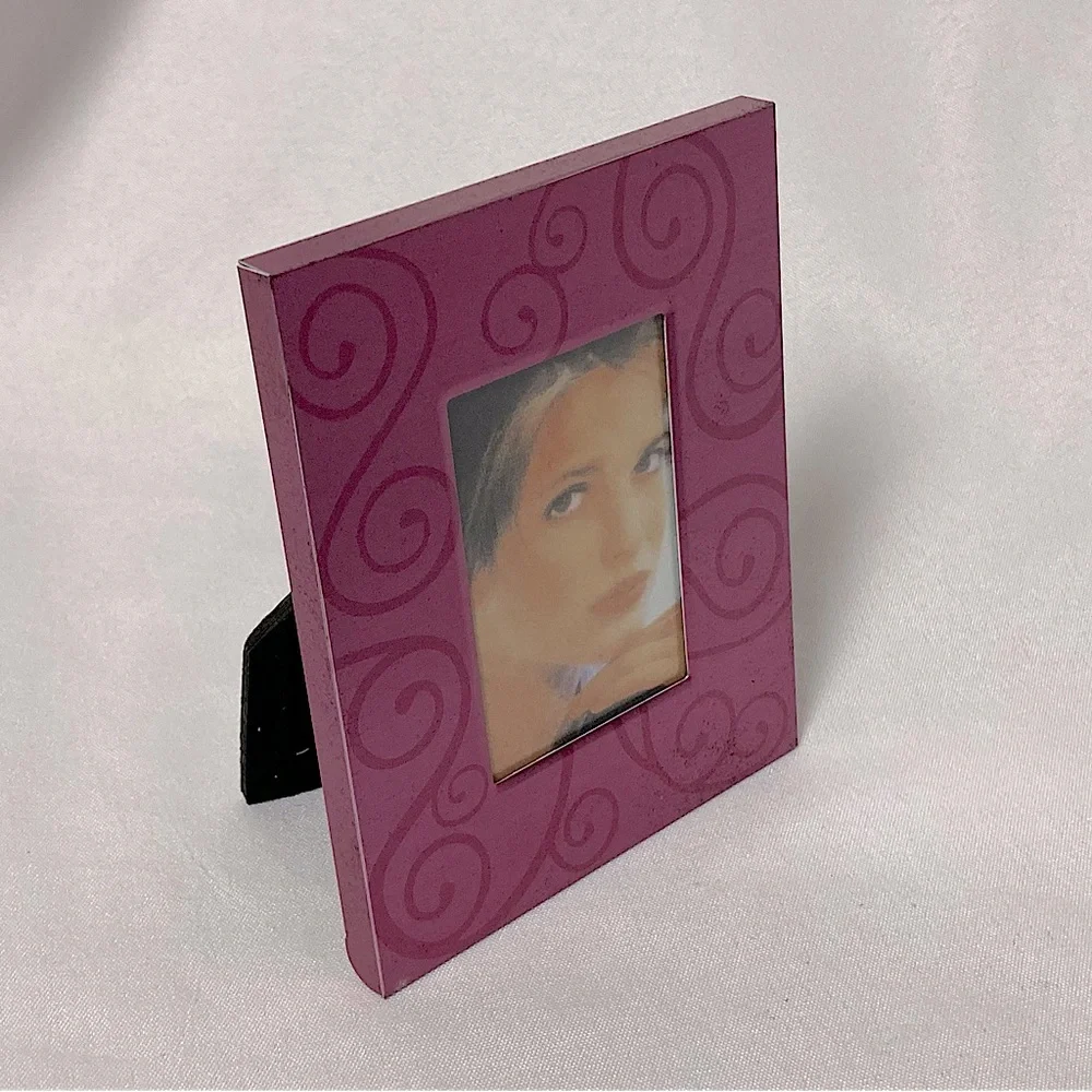⭐️ 2” x 4” Pink Metal Curlicue Easel Back Picture Frame